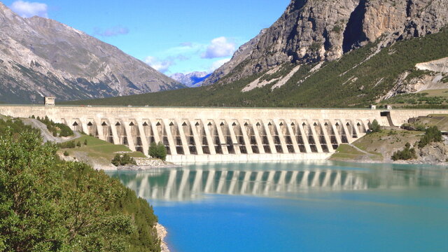 Lago e diga in Valtellina in Italia, Lake and dam in Valtellina valley in Italy 