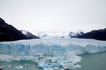 Wide shot of Perito Moredo glaciar and its melted fragments