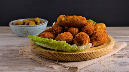 croquetas de pollo, jamón serrano, cocido etc, un plato muy recurrido en restaurantes españoles ideal para entrantes