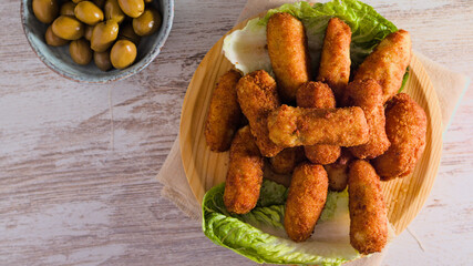 croquetas de pollo, jamón serrano, cocido etc, un plato muy recurrido en restaurantes españoles ideal para entrantes