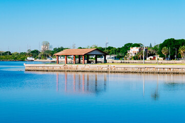 Fototapeta na wymiar Blue clear water of Tampa Bay