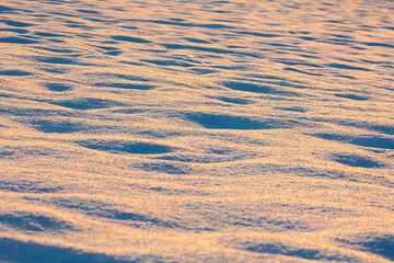 Schneedecke im Sonnenuntergang