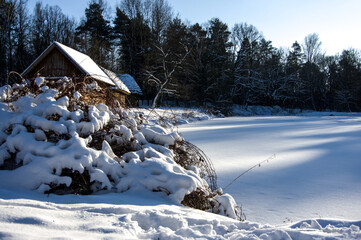 Zimowy krajobraz z zamarzniętym stawem  