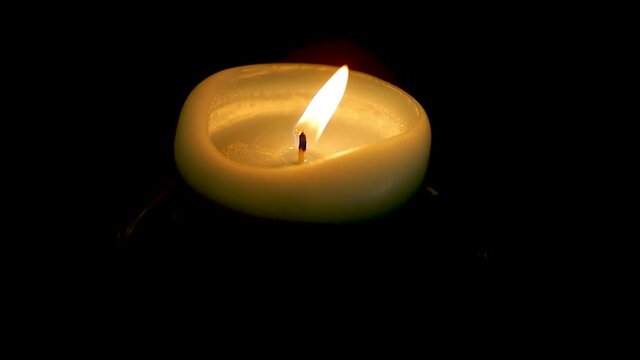 bougie sur un fond noir, flamme &eacute;teinte &agrave; la fin