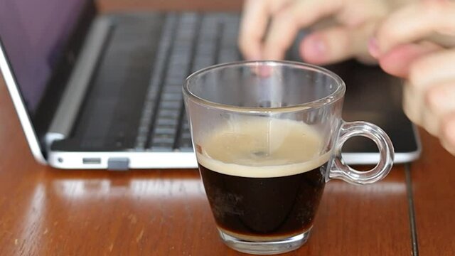 personne en train d'&eacute;crire en tapant sur les touches d'un pc