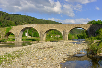 Fototapeta na wymiar le pont de Saint-Jean-du-Gard (30270) enjambe le Gardon, département du Gard en région Occitanie, France