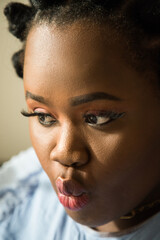 Obraz premium Female with vivid makeup posing in front of the camera with funny face