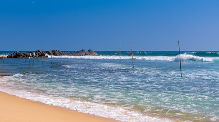 Fischer auf dem Meer beim Angeln in Sri Lanka