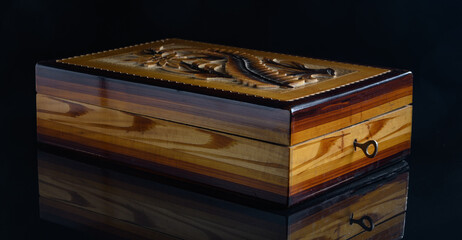 drewniana szkatułka z rzeżbionym wiekiem - 428460171