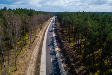 Droga nr 123 w przepięknym otoczeniu drzew i roślinności.
