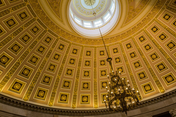 Obraz premium Kuppel im Capitol vergoldete Kassettendecke mit Leuchter in Washington D.C. USA