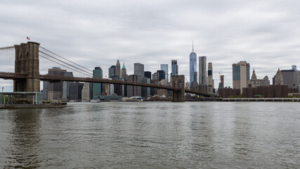 Fototapeta na wymiar Sicht auf New York City und Brooklyn Bridge am East River