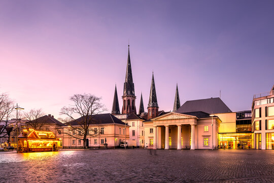 Deutschland, Niedersachsen, Oldenburg, Schlossplatz, St. Lambertikirche Oldenburg, Schlosswache