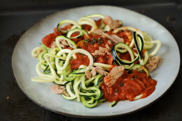 Zucchini spaghetti with tomatoes, tuna and green pepper