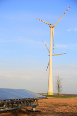 Turbiny wiatrowe, budowa fermy wiatrowej i słonecznej, panele słoneczne.   © Stanisław Błachowicz