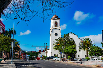 Iglesia antigua en pueblo emblem&aacute;tico.