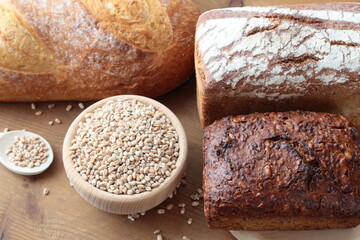 Różne rodzaje chleba i ziarna pszenicy - obrazy, fototapety, plakaty