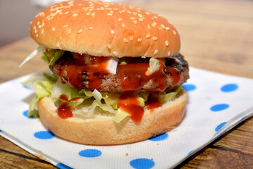 sandwich con hamburger di carne con ketchup insalata maionese su tavolo di legno cibo fast food