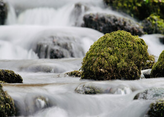 Fluss in einem Gebirge, der über Steine fließt 