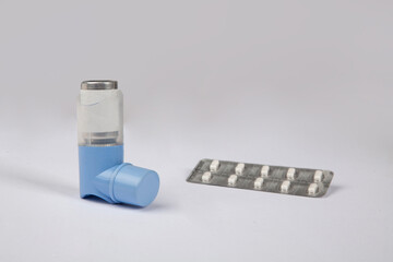 Asthmaspray mit Tabletten Allergie Medizin