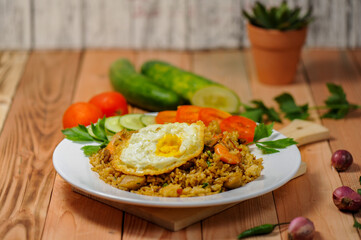 Nasi goreng terbuat dari nasi, udang, bakso dengan bumbu pedas, diolah dengan cara digoreng