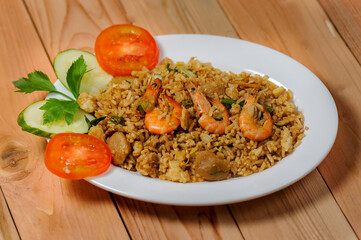 Nasi goreng terbuat dari nasi, udang, bakso dengan bumbu pedas, diolah dengan cara digoreng