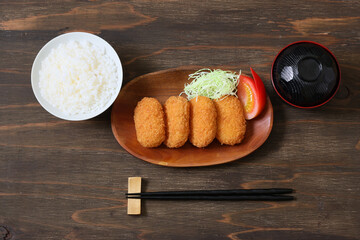 木の皿に盛り付けたコロッケ