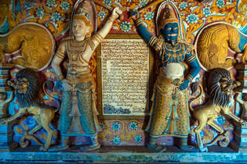 Titolo: Mulkirigala, Sri Lanka, Asia, 02.07.2014: relief statues of Buddhist deities inside the caves of the Mulkirigala temple