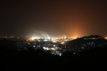 Fototapeta premium 日本の広島県福山市の美しい工場夜景