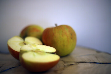 jabłka na tacy kuchnia