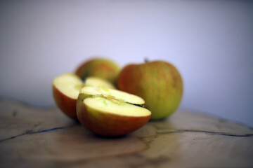 jabłka na tacy kuchnia