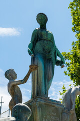 Historischer Hygieia Brunnen mit Bronzefiguren in Karlsruhe