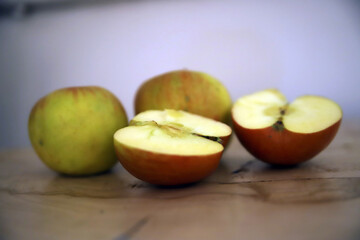 jabłka na tacy kuchnia