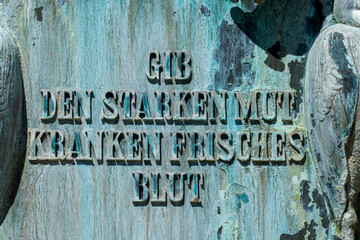 Hygieia Brunnen Karlsruhe mit der Inschrift Gib den Starken Mut Kranken frisches Blut