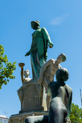 Historischer Hygieia Brunnen mit Bronzefiguren in Karlsruhe