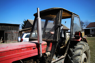 Prace rolnicze ciągnik obsługa kobieta pole - obrazy, fototapety, plakaty