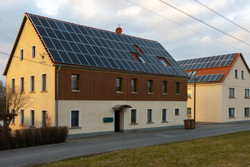 Ein Haus mit Solarzellen auf dem Dach