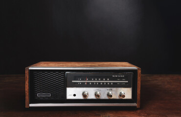 Obraz premium Radio vintage de madera con fondo negro