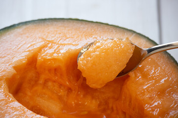 赤肉メロンをたべる