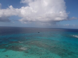 buque en medio del oc&eacute;ano  