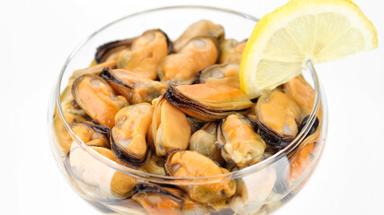 mussels with sliced lemon close up