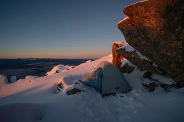 Crédence de cuisine en verre imprimé Mont Cradle Tent below boulders. Winter Sunrise from Barn Bluff in the Cradle Mountain Lake St Clair National Park. Tasmania