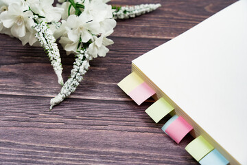 付箋のついた本
