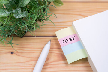 付箋のついた本とペン