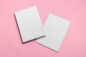 Obraz na płótnie Canvas Blank sheets of paper on color background
