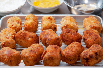 コロッケ トレイに並んだ揚げたてのコロッケ 背景に材料 キッチンの風景 クッキング 日本