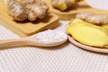Ground dry ginger flour. Fresh whole and chopped ginger root.