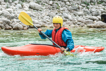 Frau beim Kayaking im Wildwasser