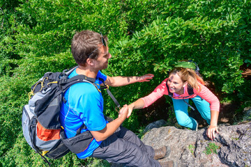 Helfende Hand beim Klettern in einer Felspassage im Naturpark Altmühltal