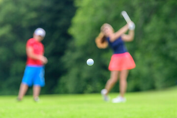 Golfspielerin in Unschärfe beim Schwung